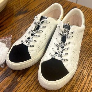 NWOT Vintage Havana Gadol sneakers black and gold size 7